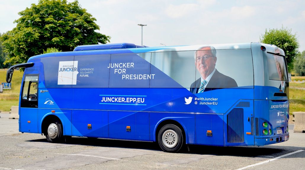 Bus of J.C. Juncker when he campaigned to become President of the EU Commission. Foto: European Peoples' Party, https://www.flickr.com/photos/eppofficial/14326187398/, CC BY 2.0 (bearbeitet)