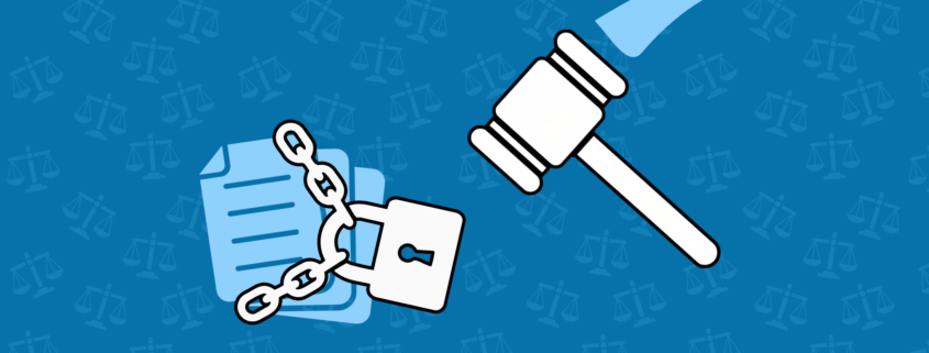 Ein Gerichtshammer ziehlt auf einen Stapel dokumente der mit einem Vorhängeschloss verriegelt ist