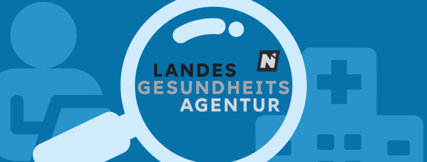Das Logo der Landesgesundheitsagentur in Graustufen unter einer Lupe, die diese näher inspiziert. Im Hintergrund ein Krankenhaus und eine Person mit Klemmbertt welche dieses kontrolliert